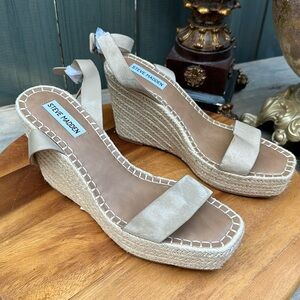 “Newish” Steve Madden Grass Jute Sides Wedged Strap Sandal Crème Tan Siz…